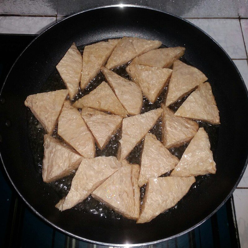 Step 2 Fry vegetarian meat Vegetarian char siu braised