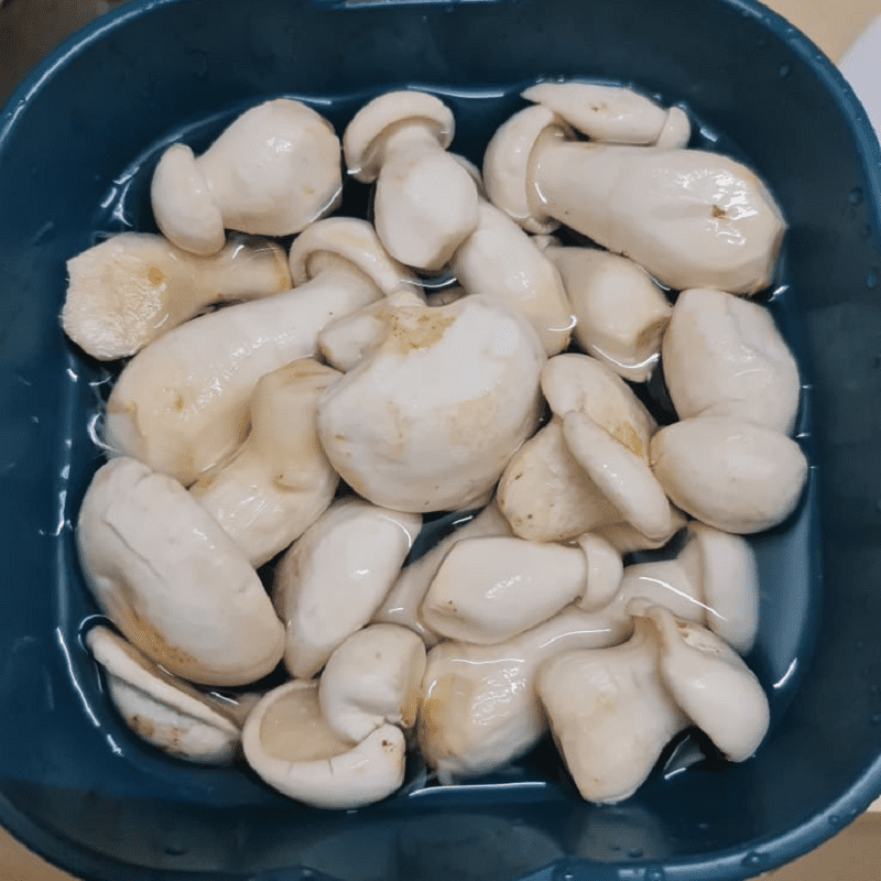 Step 1 Prepare the ingredients for Tomato Sauce Mushrooms