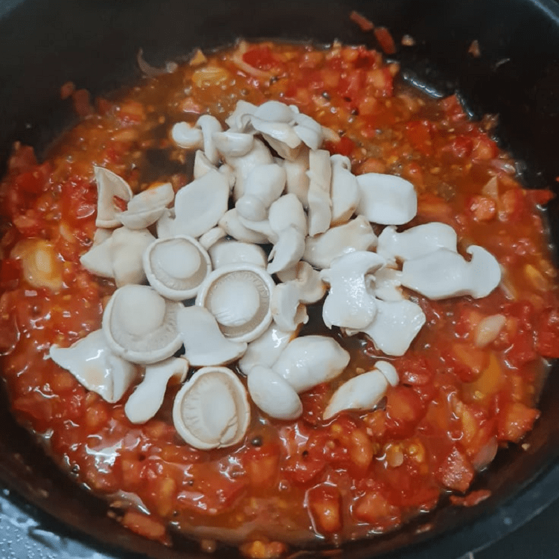 Step 3 Stir-fry mushrooms with tomatoes Tomato sauce mushrooms