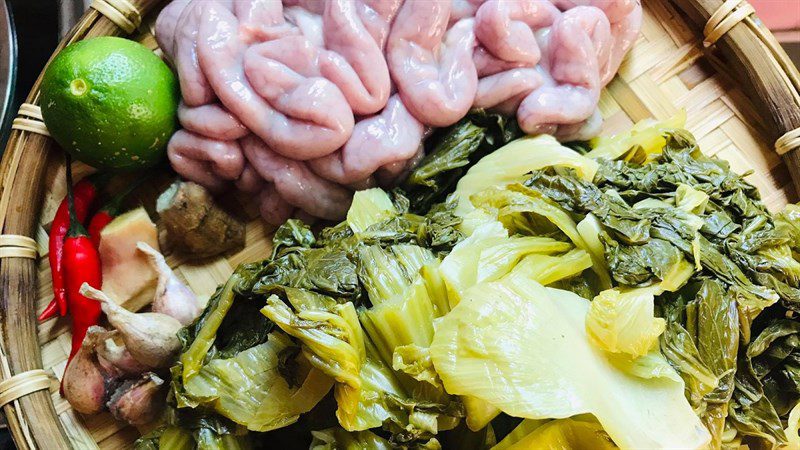 Ingredients for stir-fried pig intestines with pickled mustard greens