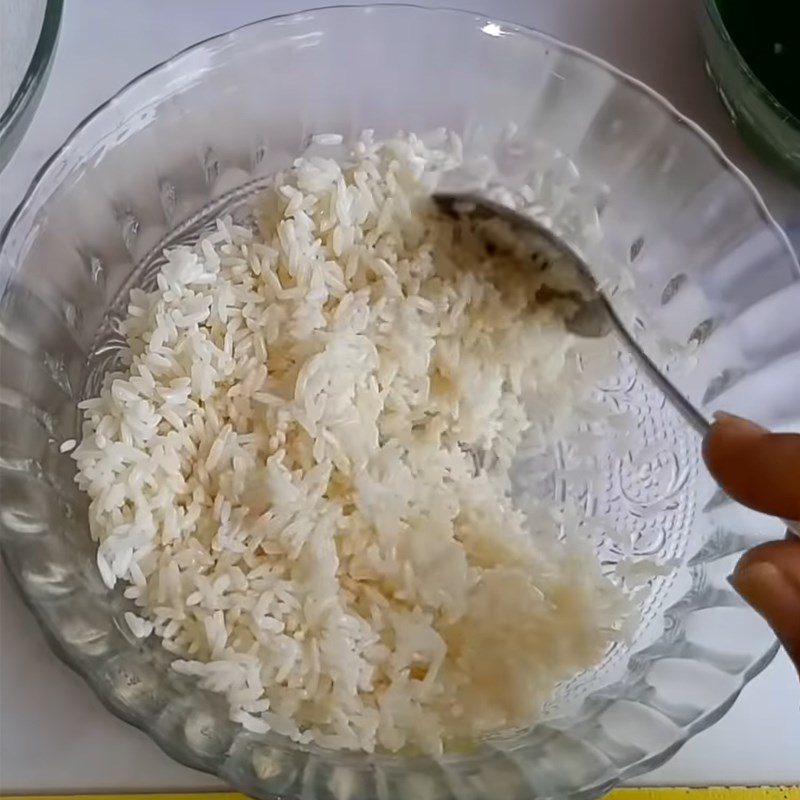 Step 3 Mix the dough for vegetarian sticky rice