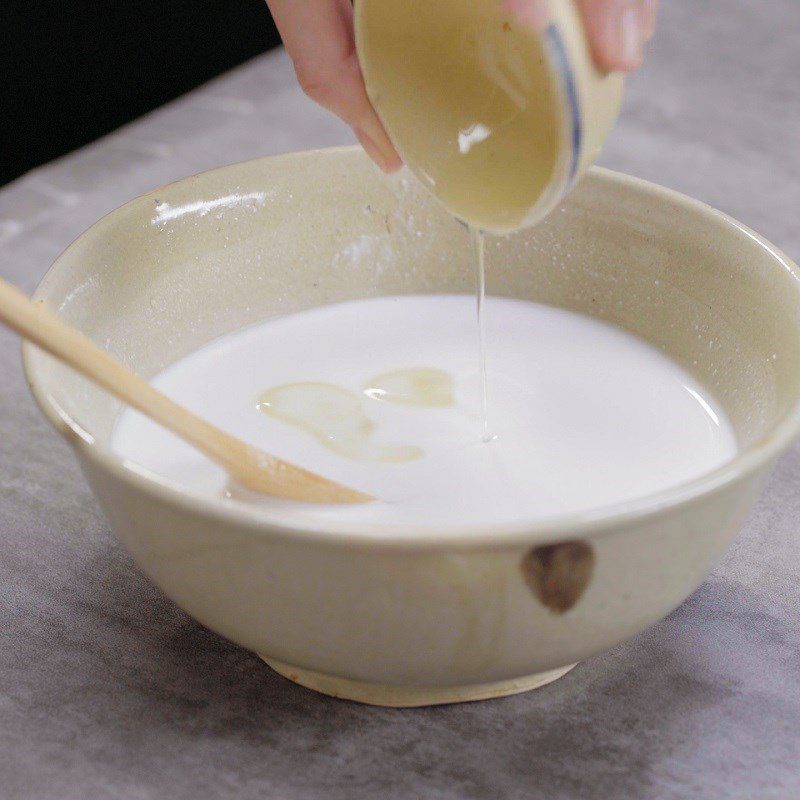 Step 3 Mixing the batter for shrimp and pork rice cakes