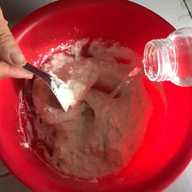 Step 2 Mix the flour for Fried Banana Cake with Sesame using Banana Frying Flour