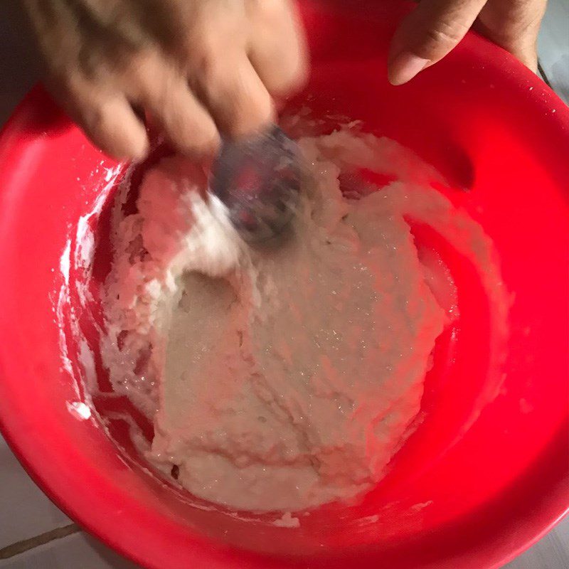 Step 2 Mix the flour for Fried Banana Cake with Sesame using Banana Frying Flour