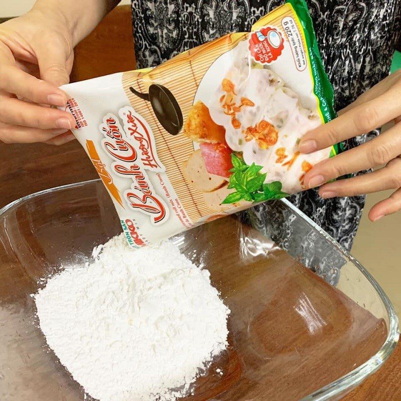 Step 1 Mixing flour for fried rice rolls