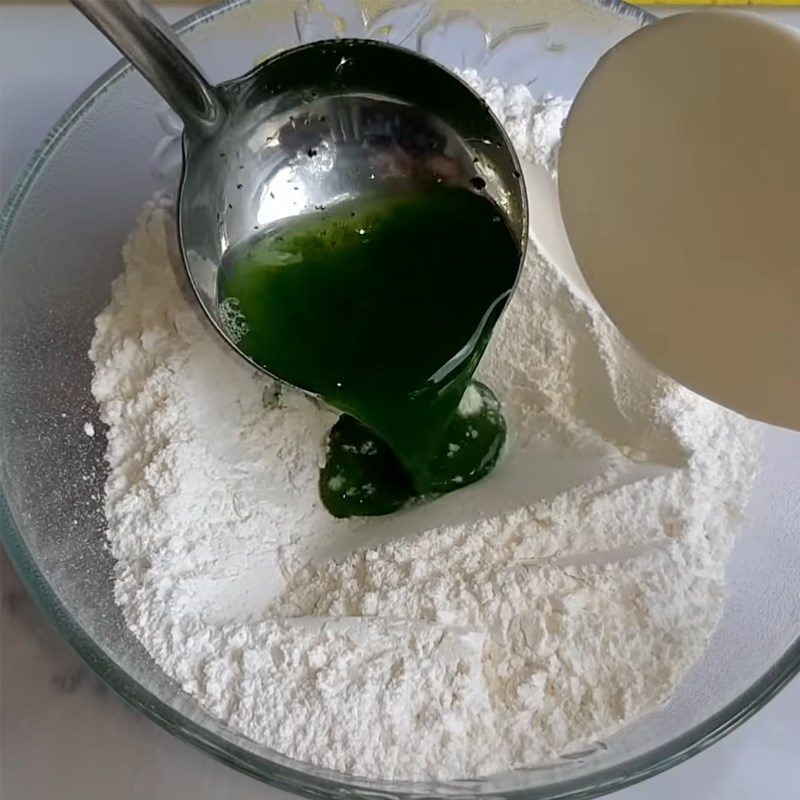 Step 3 Mix the dough for vegetarian sticky rice