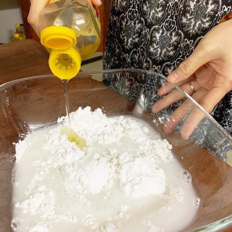 Step 1 Mixing flour for fried rice rolls