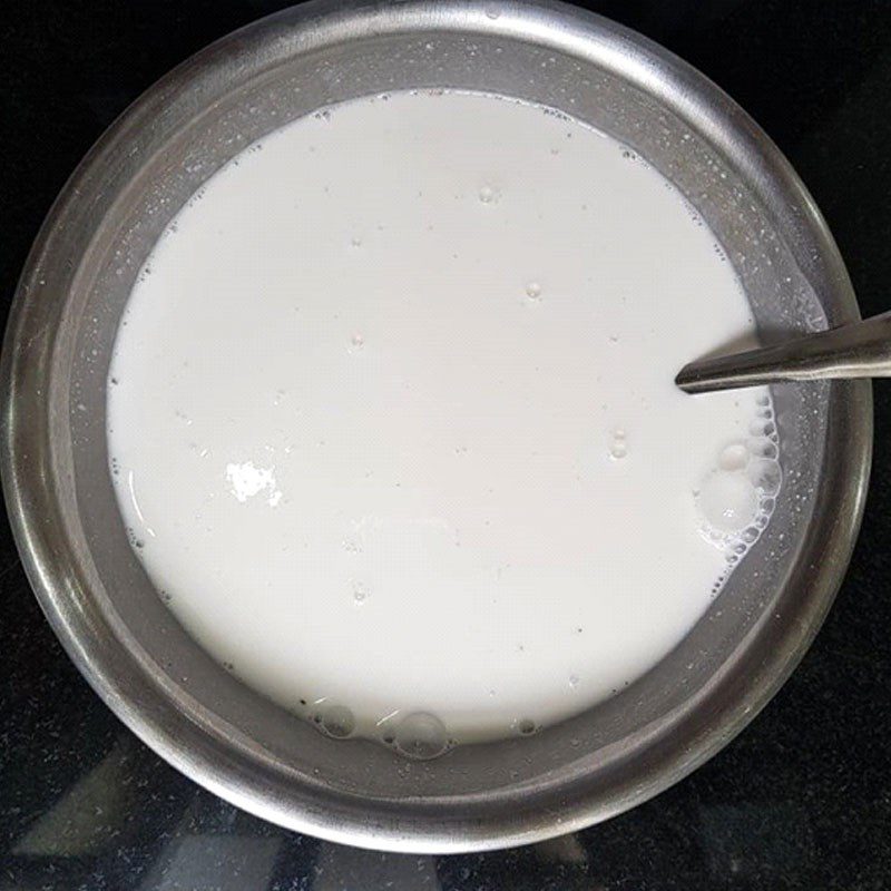 Step 1 Prepare the steamed rice flour for steamed rice with roasted pork