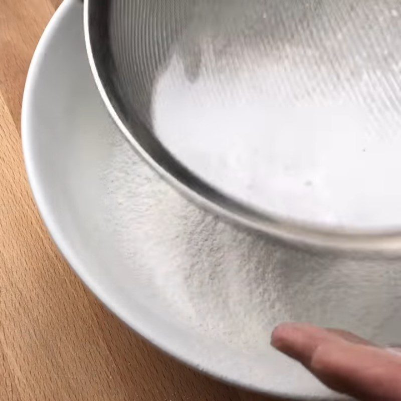 Step 3 Preparing the batter for frying the cake Crispy rice cake