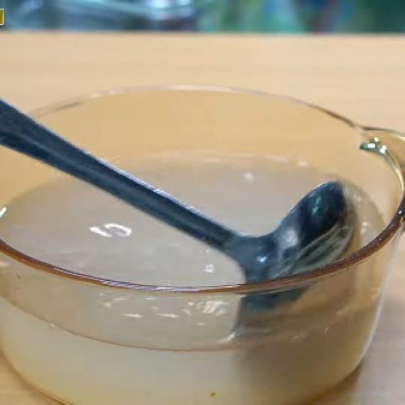 Step 1 Mixing jelly powder for Coconut Jelly with Fresh Milk