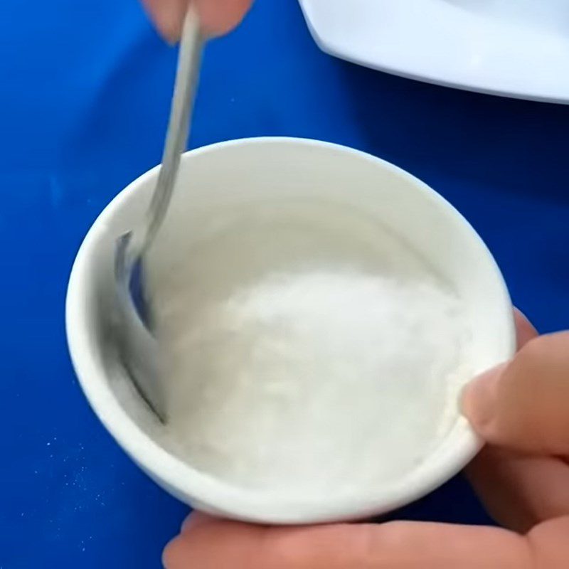 Step 1 Mix the jelly powder for Coconut milk jelly with pandan leaves