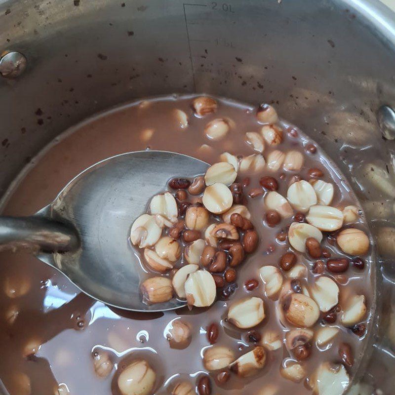 Step 3 Mix tapioca starch Red bean and lotus seed dessert (Recipe shared by a user)