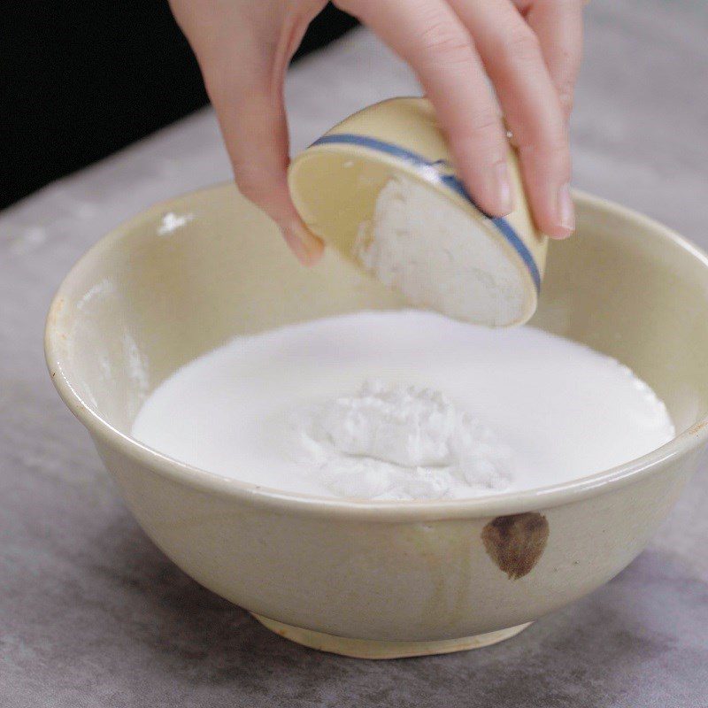 Step 1 Mix the batter for Traditional Rice Flour Fried Banana Cake