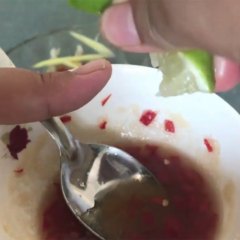 Step 4 Mix the salad dressing Salad with cashew fruit and dried fish