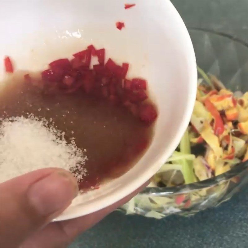 Step 4 Mix the salad dressing Salad with cashew fruit and dried fish