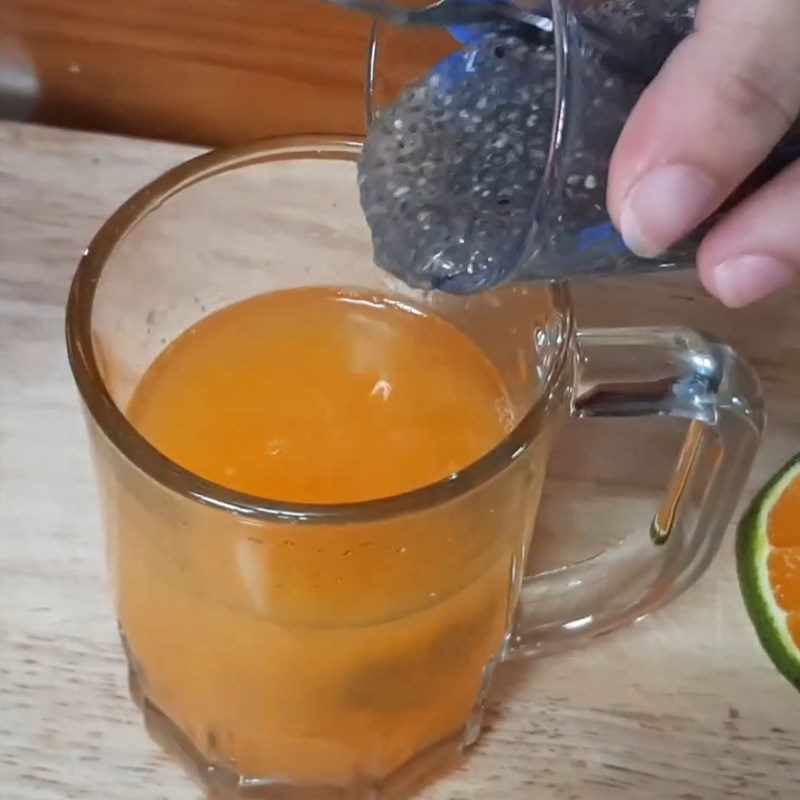 Step 4 Mix the orange juice with chia seeds Orange juice chia seeds