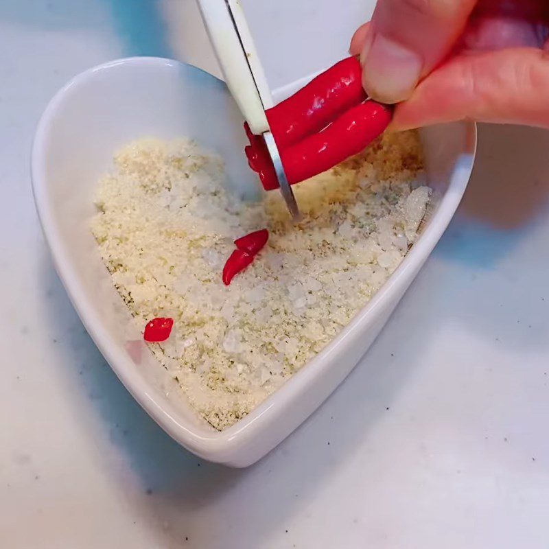 Step 4 Prepare the dipping sauce for salt-marinated chicken using an air fryer