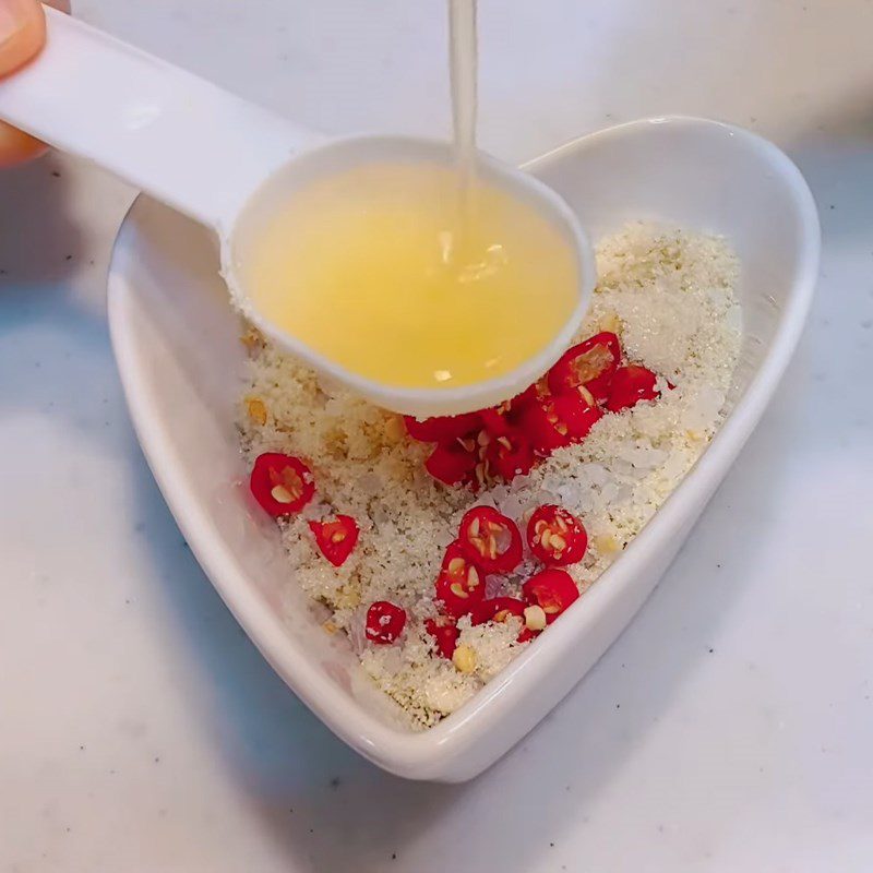 Step 4 Prepare the dipping sauce for salt-marinated chicken using an air fryer