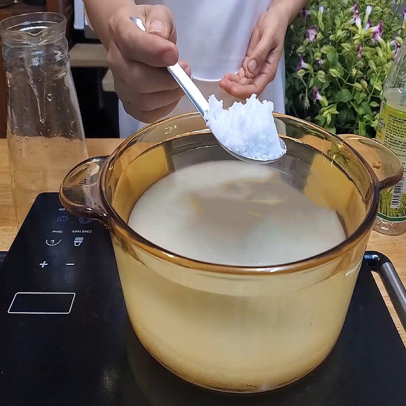 Step 3 Prepare the vinegar and sugar water for sweet and sour pickled broccoli