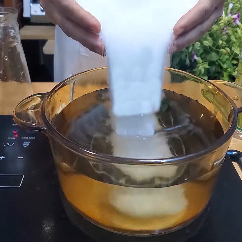 Step 3 Prepare the vinegar and sugar water for sweet and sour pickled broccoli