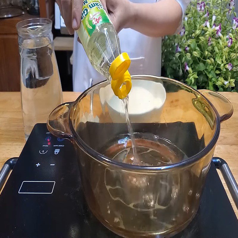 Step 3 Prepare vinegar sugar water Sweet and sour pickled broccoli