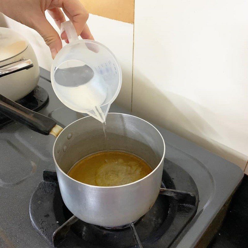 Step 4 Prepare the dipping sauce for ready-mixed flour rolls