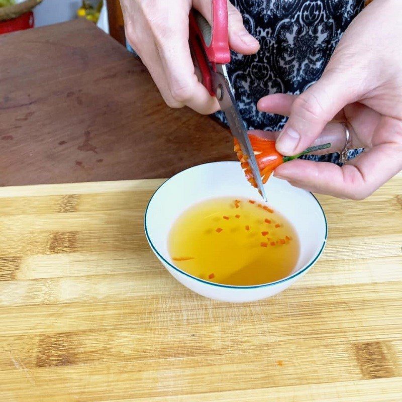 Step 4 Prepare the dipping sauce for ready-mixed flour rolls