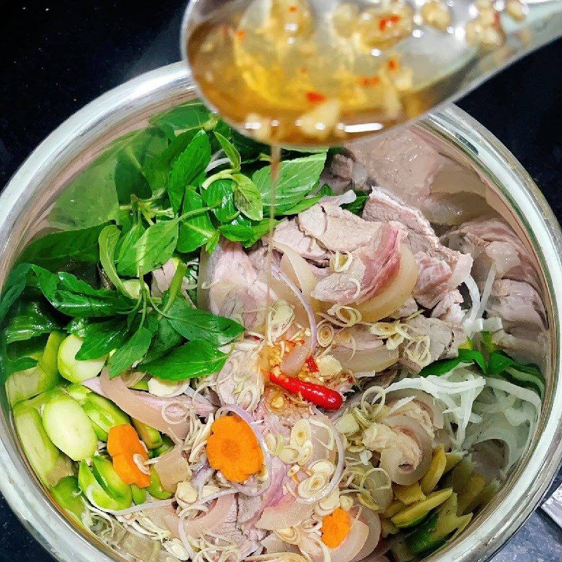 Step 3 Mixing fish sauce and salad Young mango beef salad
