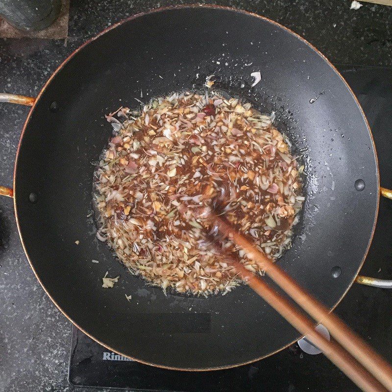 Step 2 Making tamarind sauce for stir-fried razor clams (recipe shared by a user)