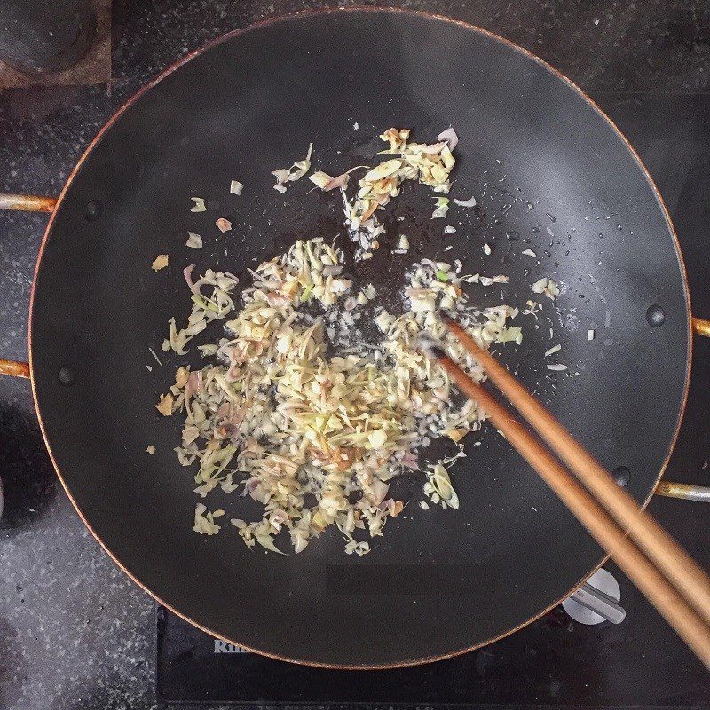 Step 2 Making tamarind sauce for stir-fried razor clams (recipe shared by a user)