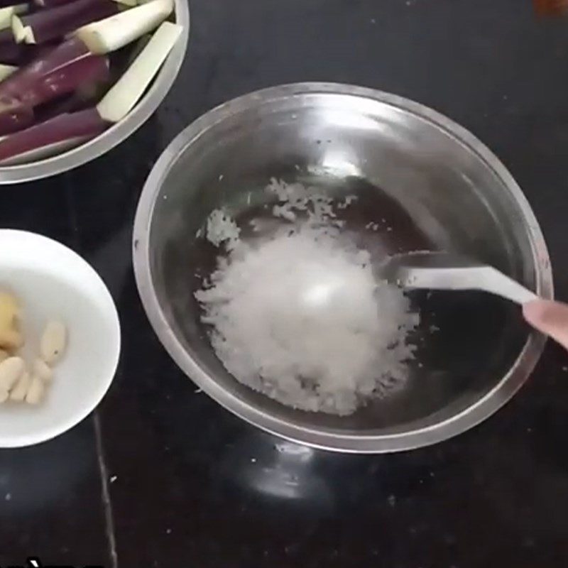 Step 2 Prepare the saltwater for long eggplant