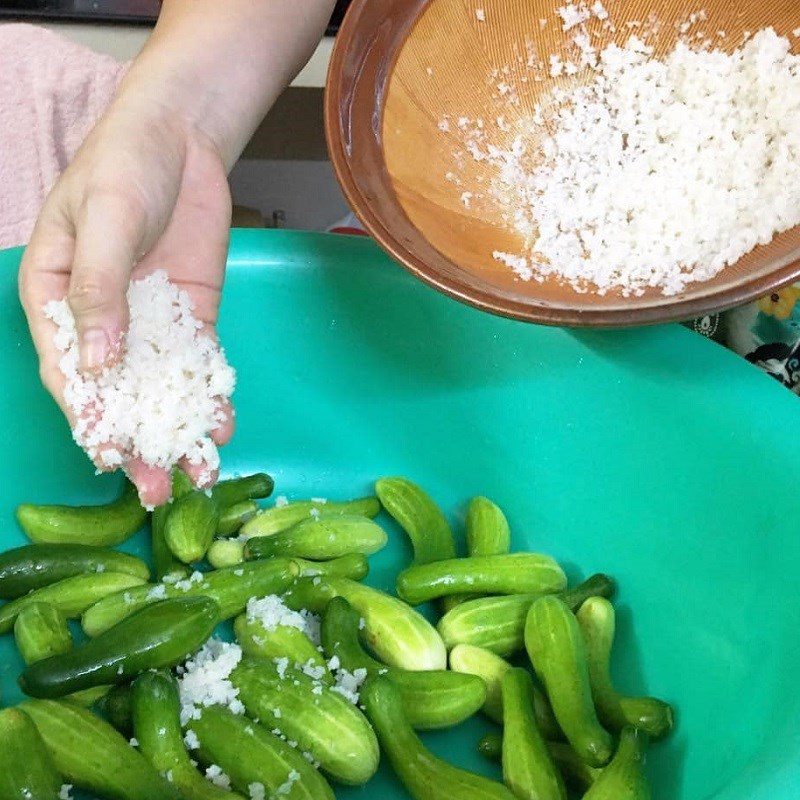 Step 1 Soak cucumbers with salt Pickled vegetarian cucumber