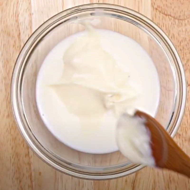 Step 4 Prepare the sauce for fried chicken salad with cheese sauce