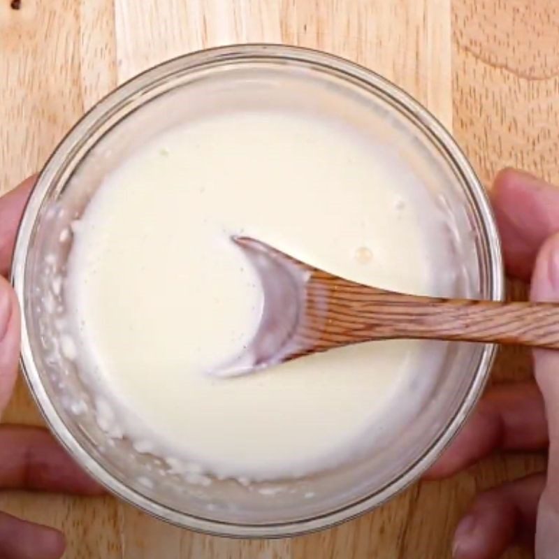 Step 4 Prepare the sauce for fried chicken salad with cheese sauce