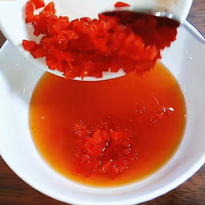 Step 2 Mix the salad dressing for the colorful vegetarian seaweed salad