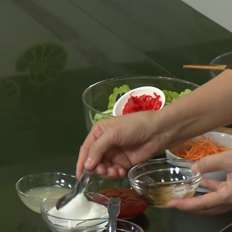 Step 5 Prepare the dressing for vegetarian bitter melon salad