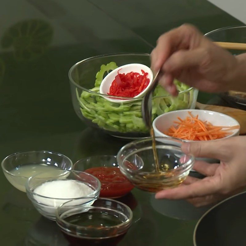 Step 5 Prepare the dressing for vegetarian bitter melon salad