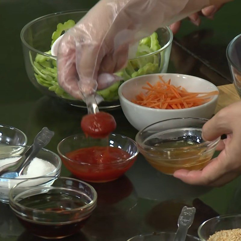 Step 5 Prepare the dressing for vegetarian bitter melon salad