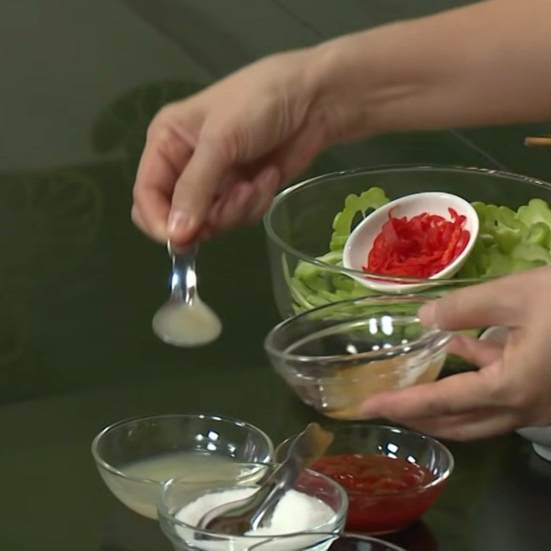 Step 5 Prepare the dressing for vegetarian bitter melon salad