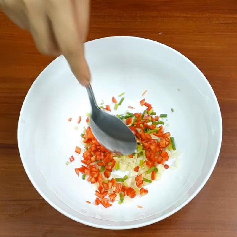 Step 3 Make the dressing Eggplant mixed with garlic and chili