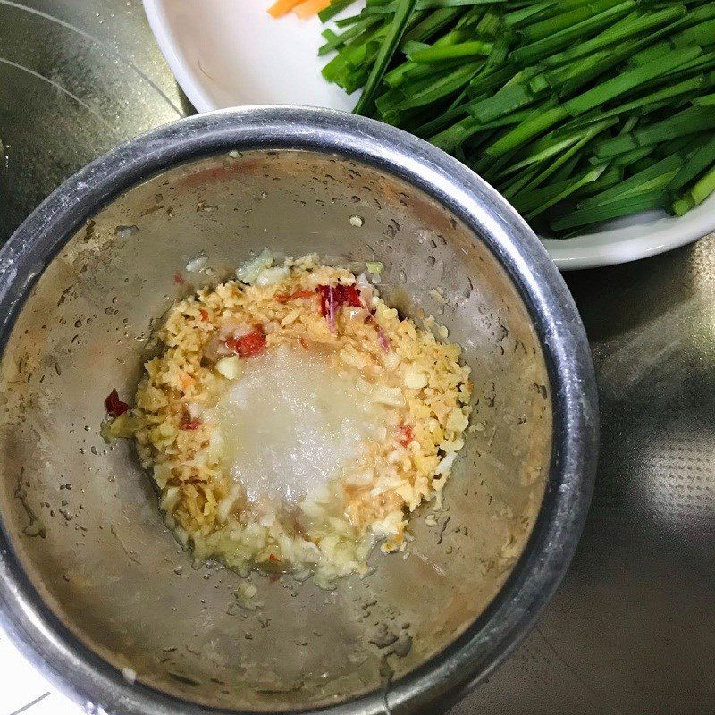 Step 2 Prepare the dipping sauce for bean sprouts and chives (recipe shared by a user)