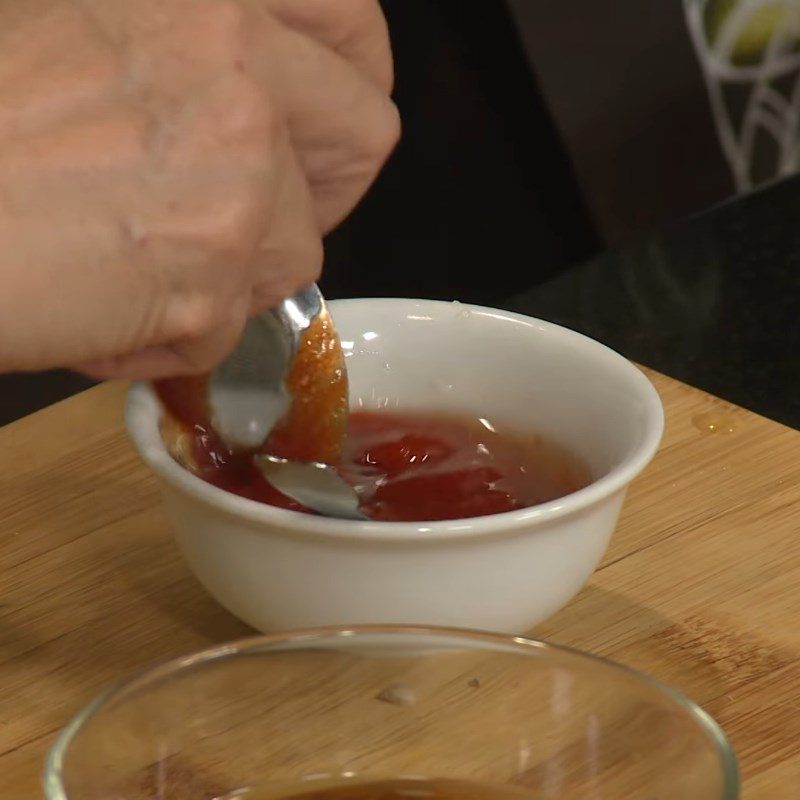 Step 3 Mixing the salad dressing for jelly salad