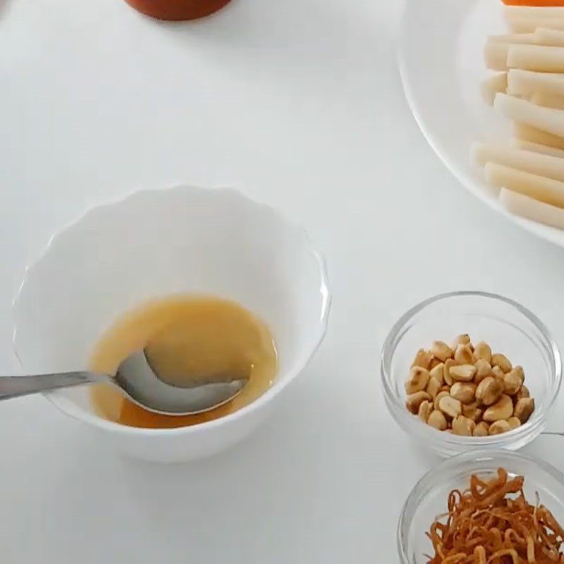 Step 4 Mixing the salad dressing Chicken salad with lotus stem