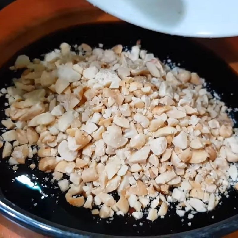 Step 4 Mixing soy sauce in soy sauce noodles