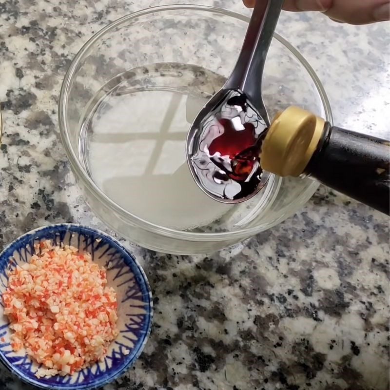 Step 5 Mixing soy sauce Shrimp noodle with sausage