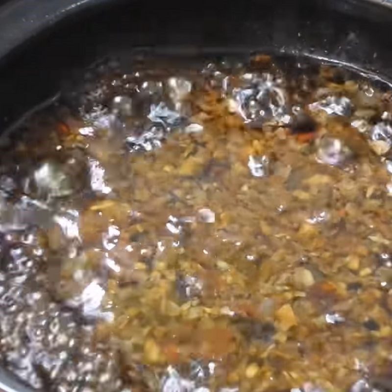 Step 7 Mixing soy sauce and scallion oil Rice noodles with soy sauce, pork, and egg