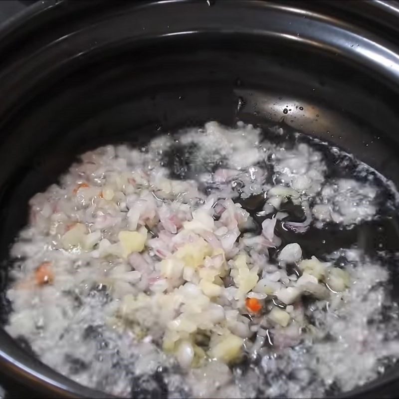 Step 7 Mixing soy sauce and scallion oil Rice noodles with soy sauce, pork, and egg