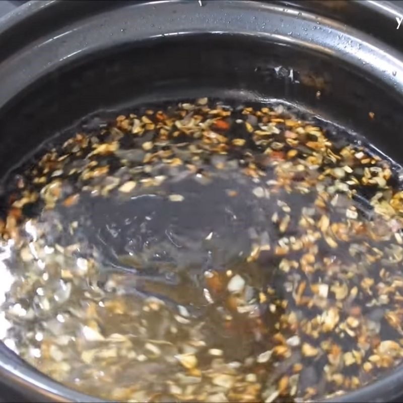 Step 7 Mixing soy sauce and scallion oil Rice noodles with soy sauce, pork, and egg