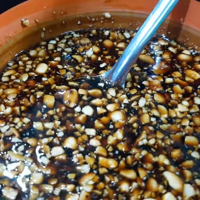 Step 4 Mixing soy sauce in soy sauce noodles