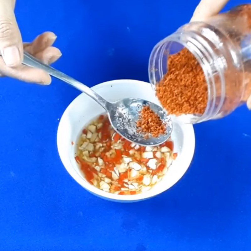 Step 2 Mix the sauce for fish with garlic and chili